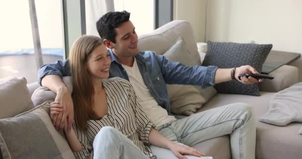 Çift Oturma Odasında Dinleniyor Çeşitli Kanallarına Bakıyor Televizyon Izliyor Favori — Stok video