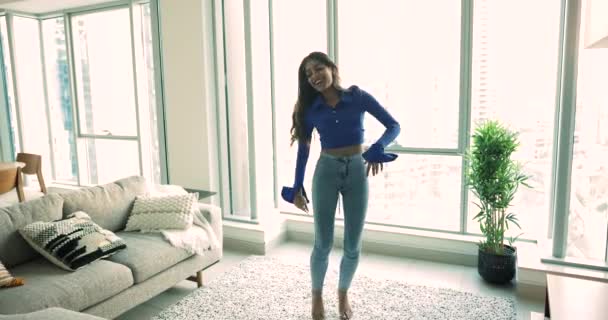 Gelukkig Jong Indiaas Huiseigenaresse Meisje Dansen Thuis Springen Draaien Rond — Stockvideo