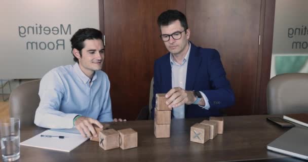 Dva Podnikatelé Multietničtí Kolegové Staví Věž Dřevěných Kostek Shromážděných Moderní — Stock video