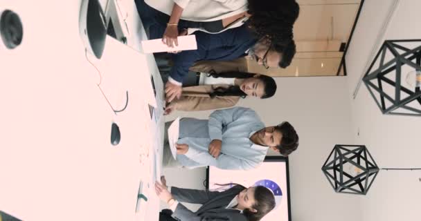 Skupina Různorodých Zaměstnanců Účastní Analytické Práce Přezkoumávají Papírování Přemýšlí Řešení — Stock video