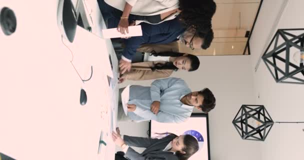 Grupo Diversos Membros Equipe Participam Trabalho Analítico Revisão Papelada Pensando — Vídeo de Stock