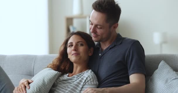 Zblízka Hispánský Mladý Pár Lásce Relaxovat Pohovce Obývacím Pokoji Těšit — Stock video