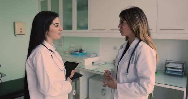 Conversation Two Pretty Latina Women Colleagues Physicians Shaking Hands Express — Stock Video