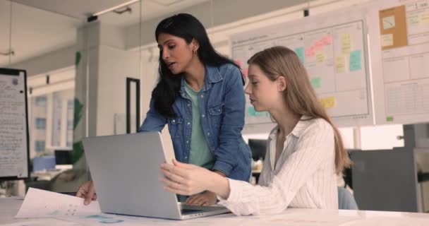 Две Женщины Коллеги Работающие Офисе Команде Используя Ноутбук Делают Анализ — стоковое видео