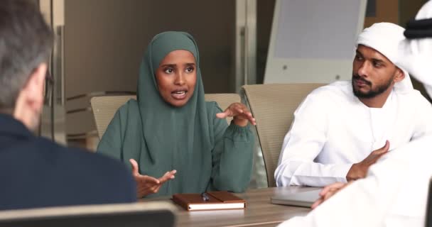 Atrakcyjna Somalijska Niezależna Kobieta Bizneswoman Hidżabie Organizuje Formalne Spotkanie Inwestorami — Wideo stockowe