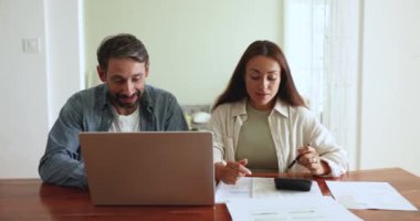 Milenyum eşleri aile harcamalarını ve gelirlerini yönetiyor, e-bankacılık sistemi ile faturaları ödüyor, bütçeyi ve tasarrufları planlıyor, evde dizüstü bilgisayar, kağıt ve hesap makinesi ile masada oturuyor. Mali işler