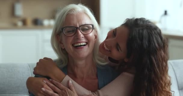 Amar Filha Crescida Abraçando Beijando Bochecha Sua Mãe Sênior Feliz — Vídeo de Stock