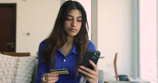 Серьезный Привлекательный Молодой Индийской Женщины Помощью Банковского Приложения Смартфоне Проведение — стоковое видео