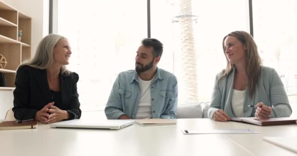 Три Багатоетнічні Молоді Зрілі Колеги Розмовляють Конференц Залі Збираються Брифінгу — стокове відео