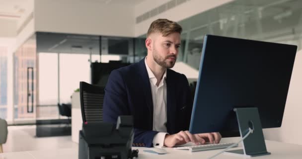 Homem Trabalhando Projeto Relatório Digitando Teclado Usando Sentar Mesa Escritório — Vídeo de Stock