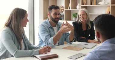 Brifinge katılan bir grup genç ve olgun takım arkadaşı takım liderinin konuşmasını, görüşlerini ve stratejik planlarını dinleyerek modern yönetim kurulundaki ortak projeyi tartıştılar. İş toplantısı