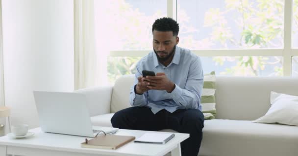 Ofiste Çalışan Afrikalı Bir Adam Cep Telefonuyla Sesli Mesaja Cevap — Stok video