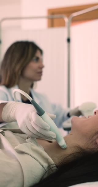 垂直ビュー内分泌学者のチェック女性患者甲状腺超音波機械を使用して 病院での訪問で内分泌系をスキャンします ヘルスケア 医療保険 健康チェック — ストック動画