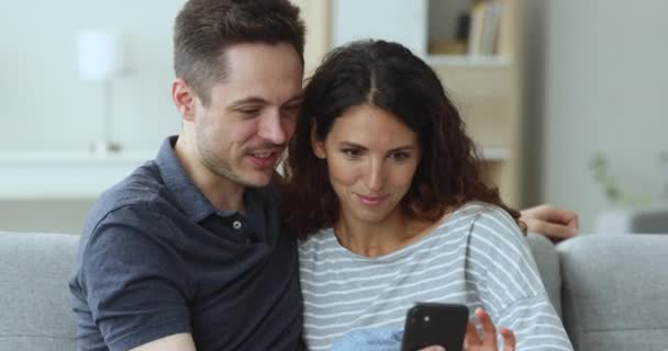 Temmelig Spansktalende Par Bruger Mobiltelefon Siddende Sofaen Skærmen Lære Mobil – Stock-video