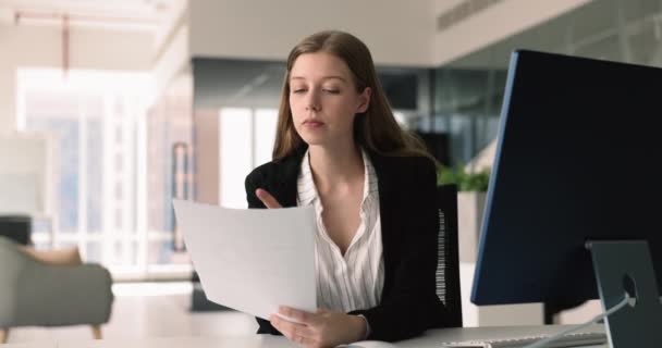 Νεαρή 25S Επιχειρηματίας Γυναίκα Υπάλληλος Γραφείου Κάθονται Στο Γραφείο Εργασίας — Αρχείο Βίντεο