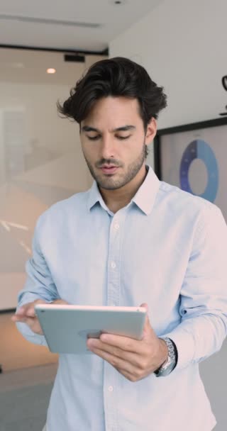 Millennial Hispanic Businessman Using Digital Tablet Office Lead Correspondence Client Vídeo De Stock