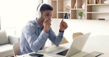 Faslı iş adamı müşteriyle uzaktan bilgisayar ve video görüşme uygulaması kullanarak konuşuyor, hizmet detaylarını müşteriye anlatıyor, modern kablosuz teknolojiyi kullanarak çalışıyor.