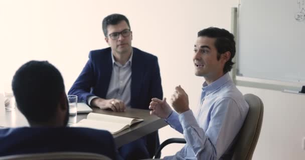 Millennial Spaanse Zakenman Leiden Algemene Vergadering Met Investeerders Delen Mening — Stockvideo