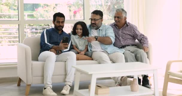 Přátelské Muti Generační Indické Rodiny Aby Videohovory Sedět Gauči Podívat — Stock video