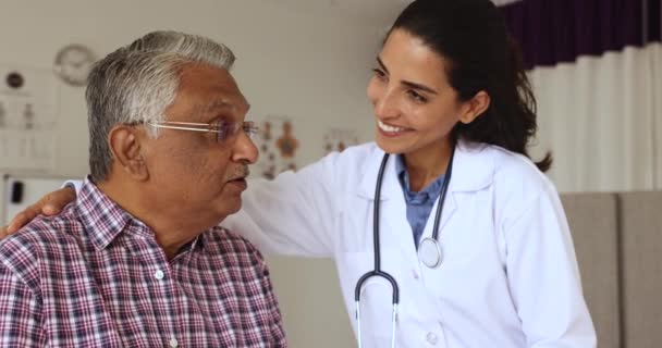 Szczęśliwy Opiekuńczy Lekarz Geriatryczny Kobieta Dotykając Ramienia Starszym Pacjencie Rozmawianie — Wideo stockowe