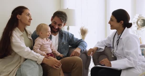 Mencintai Orang Tua Dan Bayi Mereka Mengunjungi Dokter Anak Duduk — Stok Video