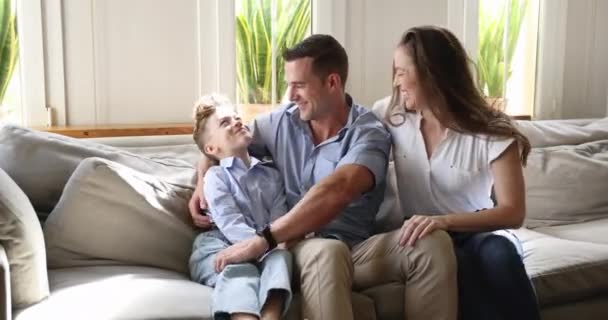 Les Parents Jouant Avec Fils Assis Sur Canapé Confortable Chatouillant — Video