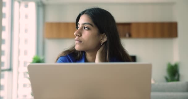 考える 深く考える インドの女性は机に座っている 不思議 インスピレーションの検索 問題解決策 クールなアイデアを思いつきます 創造的な決定 答えを見つける ラップトップ上で勉強や作業 — ストック動画