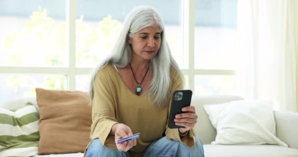 Starsza Kobieta Posiada Telefon Karty Mają Problemy Bankami Czuć Zaniepokojenie — Wideo stockowe