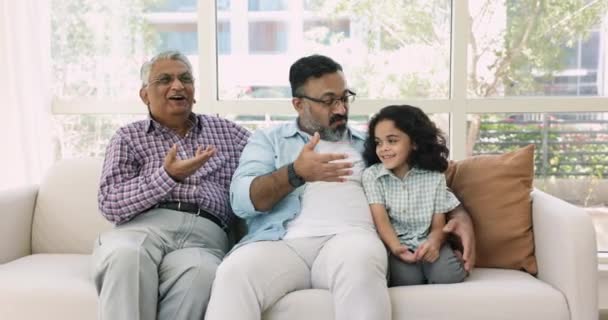 Veselý Indický Multi Generační Muži Milující Rodina Mluví Odpočívá Gauči — Stock video