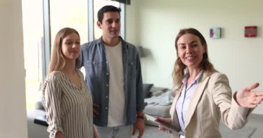 Çift ve emlakçı arasındaki buluşmada, genç aile anahtarları alır, el sıkışır, yeni bir daireye taşınmaktan mutlu olur. Banka ipoteği, emlak ajansı, emlak alım satımı. Yeni bir hayat, refah.