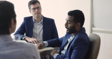 Kurumsal personel yönetim kurulunda grup toplantısına katılır. Hintli işadamı, patron, takım lideri konuşma yapıyor, şirket müşterileriyle görüşüyor, anlaşma detaylarını gözden geçiriyor, ortak projeyi tartışıyor.