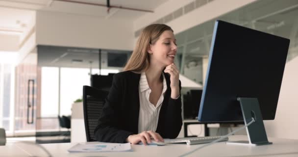 Gülümseyen Kadını Finansal Analizci Pazarlamacı Masa Başında Oturan Modern Kurumsal — Stok video