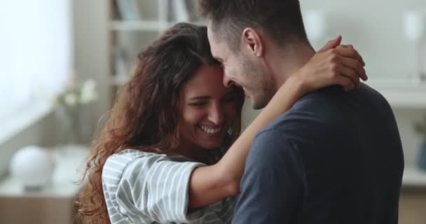 Close Esposa Alegre Marido Abraçando Mudança Para Música Sentir Feliz — Vídeo de Stock