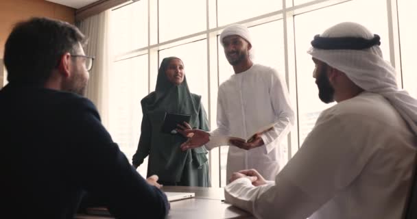 穿着传统服装的积极的穆斯林队友在会议室与同事或公司客户进行友好对话 分享想法和创造性解决方案 并在董事会上作主要简报 — 图库视频影像