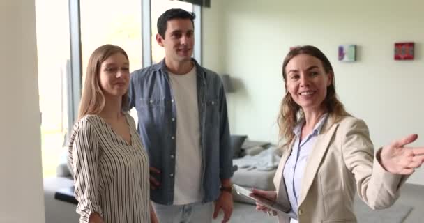 Συνάντηση Μεταξύ Ζευγαριού Και Κτηματομεσίτη Νέα Οικογένεια Παίρνει Κλειδιά Σφίγγει — Αρχείο Βίντεο
