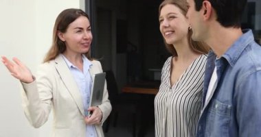 Emlakçı, müşterilere danışmanlık hizmeti sunmakta, bir kenara, potansiyel faydaları, konumun avantajlarını, kentleşme tesislerini, danışmanlık, sözleşme imzalamaya veya daire kiralamaya ikna etme