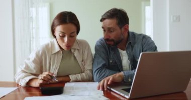 Milenyum Portekizli çift aile bütçesini kontrol ediyor, mali sorumluluk ve yükümlülükler, harcamaları yönetmek ve faturaları ödemek nedeniyle stresli hissediyor. Sınırlı fonlar, beklenmedik harcamalar, parasızlık.
