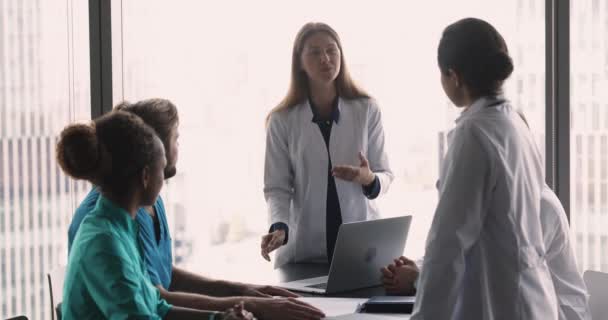 Team Multinazionale Terapisti Uniformi Diverse Ascolta Discorso Collega Femminile Medico — Video Stock
