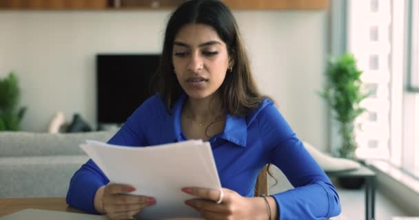 Poważna Hinduska Kobieta Siedzi Przy Biurku Trzyma Dokumenty Czyta Złe — Wideo stockowe