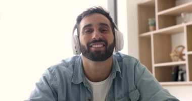 İş ya da eğitim tarafından sanal toplantı, e-koçluk. Kulaklıklı İspanyol adam kameraya bakar konuşma yapar, bilgi verir, müşteriye destek olur, başvuru kullanarak çevrimiçi brifinge katılır.