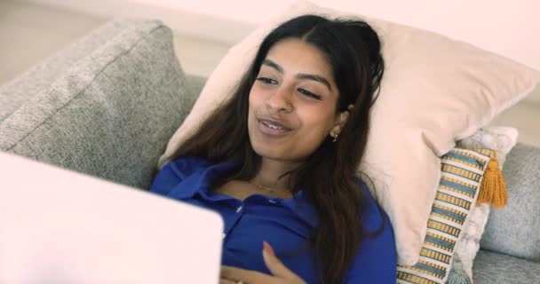 Atraktivní Indická Žena Odpočívající Pohovce Laptopem Usmívající Příjemnou Virtuální Konverzací — Stock video