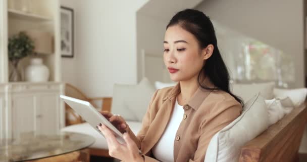 Chińska Kobieta Trzymać Cyfrowy Tablet Uzyskać Mail Wielką Niewiarygodną Komercyjną — Wideo stockowe