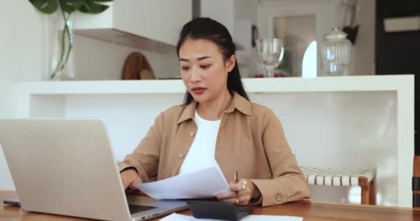 Mulher Asiática Segurando Conta Sentar Mesa Com Laptop Envolvido Despesas — Vídeo de Stock