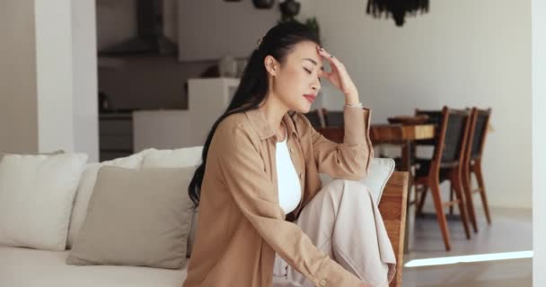 Olycklig Asiatisk Kvinna Uppslukad Tankar Tänker Personliga Problem Ställs Inför — Stockvideo