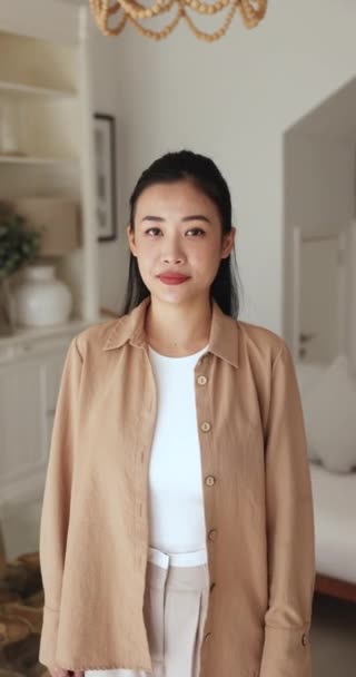 Függőleges Portré Boldog Ázsiai Mutatja Csomó Kulcsot Kamera Életet Kezdeni — Stock videók