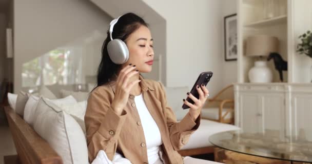 Asiatico Donna Tiene Telefono Usura Wireless Cuffie Ascoltare Piacevole Melodia — Video Stock