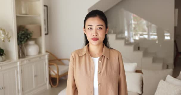 Ευτυχισμένη Ελκυστική Κινέζα Γυναίκα Casual Ρούχα Στέκεται Μόνη Στο Σπίτι — Αρχείο Βίντεο