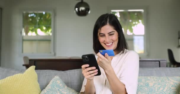 Młoda Kobieta Siedzi Kanapie Pomocą Karty Smartfona Czuje Się Zestresowany — Wideo stockowe