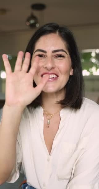 Lodret Webcam Visning Smuk Mexicansk Kvinde Kigger Kamera Hilsen Ven – Stock-video