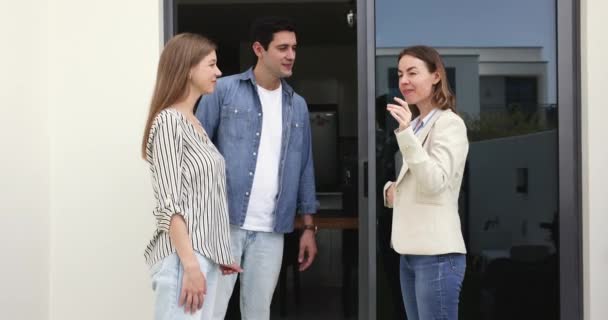 Młoda Latynoska Para Kupująca Nowe Mieszkania Przystępnych Cenach Otrzymująca Klucze — Wideo stockowe